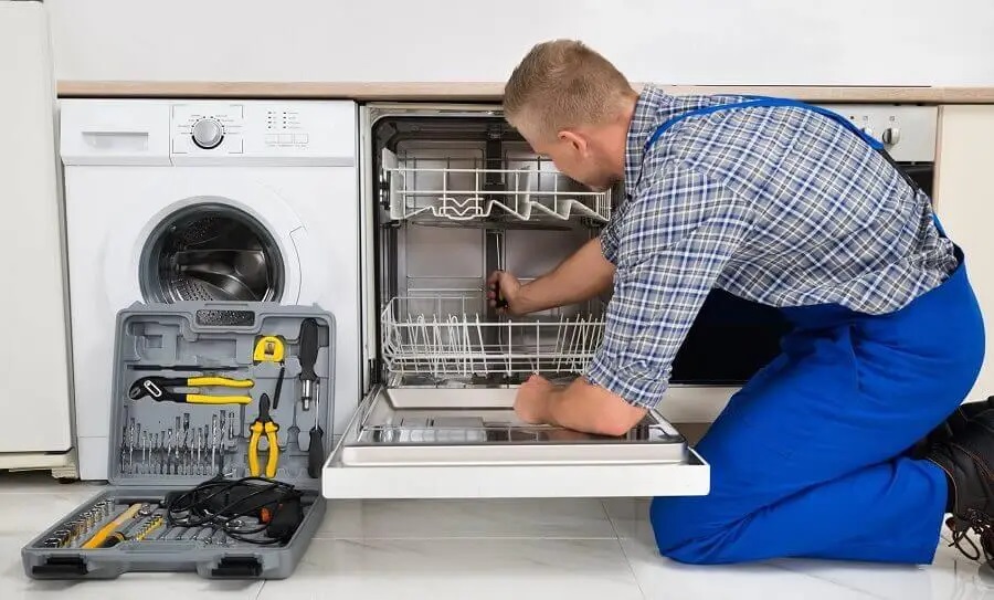Soma Hoover servisi teknisyen ekibi beyaz eşya tamiri yaparken
